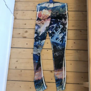 Adidas tights  - Yoga/tränibgstights Adidas med mönster, i fin fint skick.   storlek 34/36 (passar bra på båda eftersom de är stretch). Kan postas eller mötas i Stockholm 