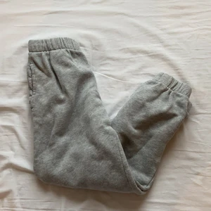 Grå rosa sweatpants - Säljer mina superfina rosa sweatpants från brandy Melville pga att de inte passar mig💗 endast använda en gång och är typ i nyskick💗 frakt ingår i priset😘😘
