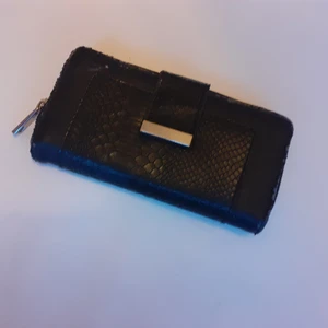 PLÅNBOK - Plånbok i begagnat skick, skavt på "skinnet" men fortfarande mer att ge. Djur&rökfritt hem