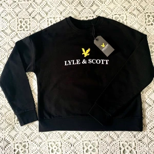 Lyle & Scott svart tröja  - Svart ny och oanvänd Lyle & Scott tjocktröja 100% organic cotton! 💞 