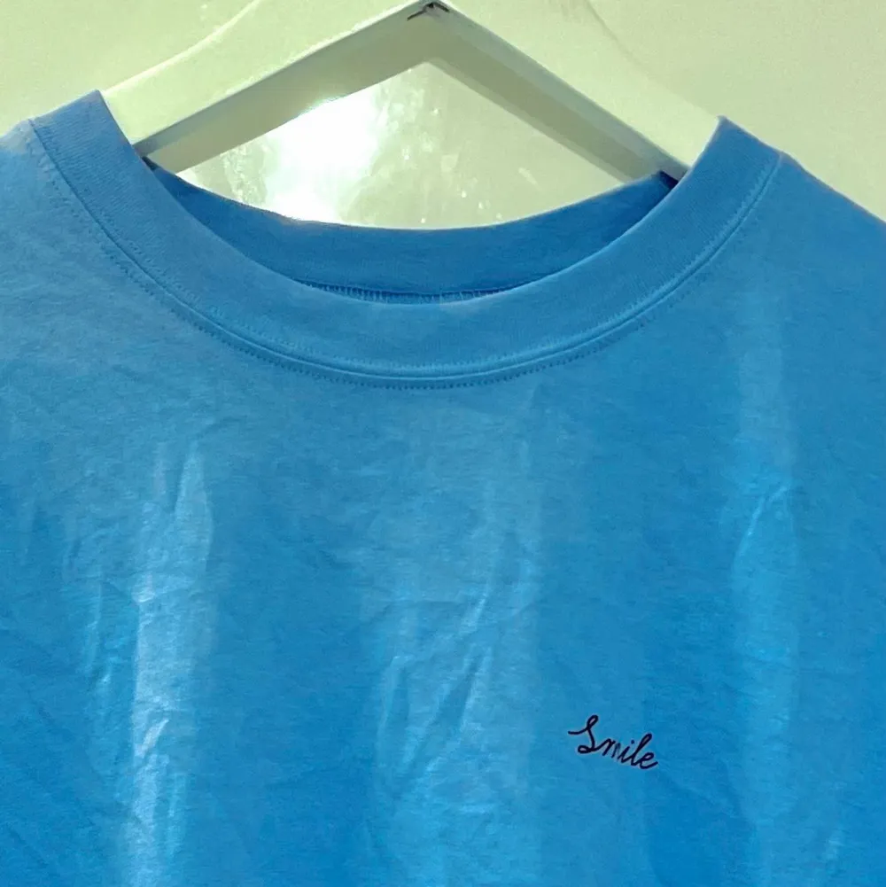 Ganska stor T-shirt i en jättefin ljusblå färg! Bra skick, precis som ny! Säljer för att den ej kommer till användning. Frakt tillkommer😚💕. T-shirts.
