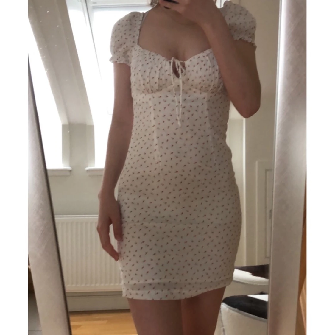 Vit blommig klänning  - 91