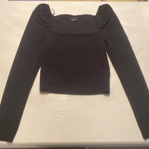 Tröja - Stretchig, inte förkort och bra löngd i armarna. Felfri