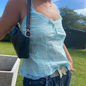 Söt topp - En blå söt topp med superfina små detaljer! 