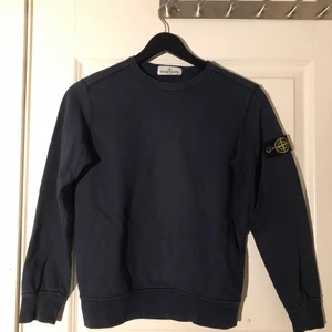 Äkta Stoneisland junior sweatshirt, marinblå BRA SKICK - Storlek: 142  köpt på farfetch för 1200kr. Om kvitto är måste kan jag leta fram men är inte hundra på vart det är. Skjälvklart äkta 