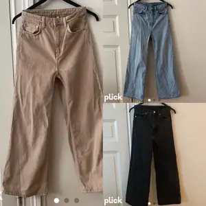 Vida jeans från Weekday i modellen ”Ace”. Ett par i färgen ”sand”. Som enligt mig är en ljus beige/brun färg, ett par blå och ett par svarta. Bild 3 - bild på modellen av jeansen💖 Jag är 170 och på mig är de ganska rejält för korta, därför säljer jag de