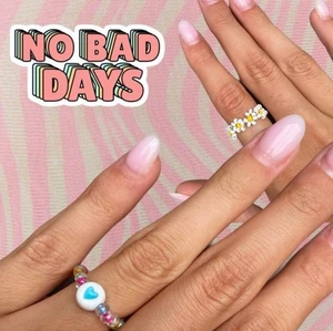 Pärlsmycken  - Du designar ditt alldeles egna och exklusiva smycken här 🤩 du väljer helt fritt vilka färger du vill ha, bokstöver, stjärnor, hjärtan m.m💕 skriv för mer information 🌼 armband 30 kr, halsband 50/80 kr, ringar 10/20 kr + frakt 15 kr🍓