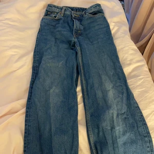 Jeans  - Fick dom i present men har många jeans så säljer dom här, köpt innan jag ångrar mig😜