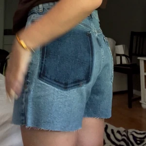 As snygga Jeansshorts från asos - Säljer dessa jeans shorts som jag gjort själv från ett par jeans från asos. Jag brukar vanligtvis ha ungefär S eller 36 i kläder och därmed är dessa lite oversized❤️❤️