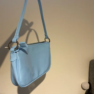 Axelväska  - En ljusblå axelväska som är helt oanvänd från Gina 💙