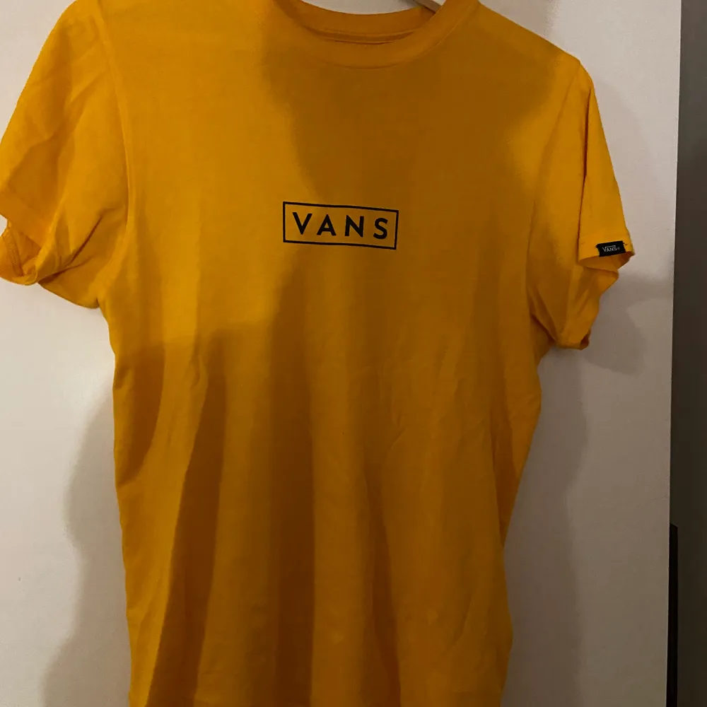 gul t-shirt från vans i strl xs/s. köpt för ca 300kr och är bara använd max 5 gånger så den är i väldigt bra skick. vill bli av med allt, kontakta för mer info! 💕. T-shirts.