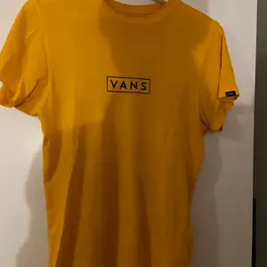gul t-shirt från vans i strl xs/s. köpt för ca 300kr och är bara använd max 5 gånger så den är i väldigt bra skick. vill bli av med allt, kontakta för mer info! 💕