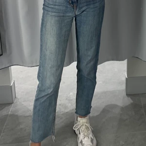 Raka jeans - Super snygga och sköna raka jeeans från cubus. De är stretchiga och sparsamt använda.💙 Nypris 399, mitt pris 100 + frakt (samfraktar gärna). Stl XS