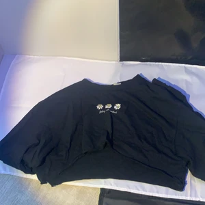 svart crop top - svart crop top med prästkragar på! Från divided:)