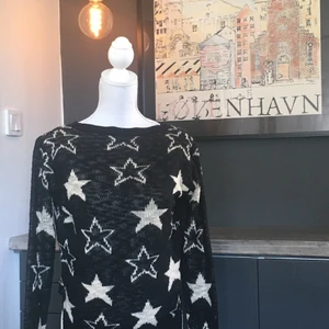Svart stjärntröja med glitter  - Står ej vad det är för storlek men skulle säga att det är storlek S. Vet ej vart den är ifrån, säljer pga att den inte Används. Den är i okej skick. Och är en aning nopprig vilket inte syns så mycket. Köparen står för frakten ❤️🌺