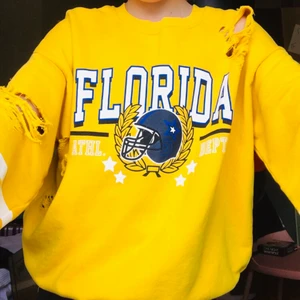 Gul Florida tröja med hål i  - Nu var det dags att sälja min älskade Florida tröja😫 Trots att den är ganska använd så har den inte en ända fläck💞 Hålen är ju såklart gjorda med mening. Den är ifrån Gina Tricot och är i storleken XS, men den är lite oversize. Jag säljer den eftersom att jag har så himla mycket tröjor. Hoppas nu att den får ett bra nytt hem. 