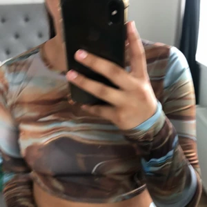 tröja - super fin top med ett fint mönster använd 1 gång.(köpare står för frakt)❤️