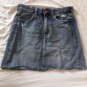 Jeans kjol - En jeans kjol från Hm, säljer då den är för liten