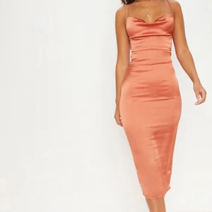 helt ny silkesklänning från PLT - Jättefin klänning perfekt till sommaren! Väldigt smickrande i ryggen men tyvärr för liten för mig.. Helt ny med prislappen kvar. Storlek 6 men är som en 34/XS. Pris kan diskuteras. Pris: 170 + frakt