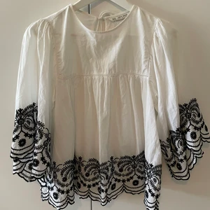 Blus 💓 - Säljer denna superfina blus ifrån zara. Passar bra nu till sommaren och även vinter och hösten💓 .säljer den för att jag inte fått så mycket användning av den på senaste tyvärr. Hoppas den passar bättre i din Garderob 🌻🌻