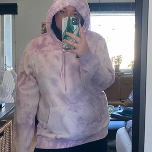 Hoodie - En lila/vit tie dye hoodie som jag färgat själv med hjälp av en vit hoodie från H&M! Hoodien är från herravdelningen i storlek XL! Är lite nopprig vid fickan men går att lösa med en rakhyvel! Frakt tillkommer efter vägning eller hämtas i Umeå!