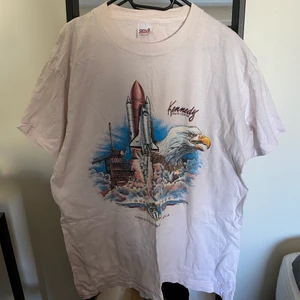 T-shirt - Cool t-shirt som är köpt secondhand! Tror det är en ganska solklar XL men är såklart snygg oversize också! Den är lite lätt ljusrosa!  Frakt tillkommer efter vägning eller hämtas hos mig i Umeå!