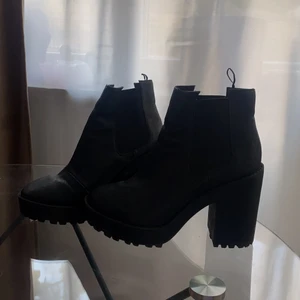 Klack skor - Super sköna använda ett fåtal gg ut. Ser ut som nya