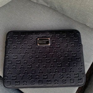 Marc Jacobs datorfodral - Jättefint dator fodral från marc Jacobs 
