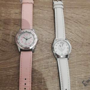 2 klockor som inte används längre vill gärni bli av med dem. 1 för 150-200 kr, båda för 250-350 kr. Den rosa är ca 20,5 cm och den vita ca 18,5 cm. OBS! dem har inte batterier så det får man köpa själv:) 