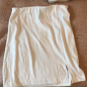 En kjol från hm i storlek xs - Kjolen e aldrig använd och har prislappen kvar, den e lite lite genomskinlig och har en liten slits vid kanten. Köparen står för frakten 