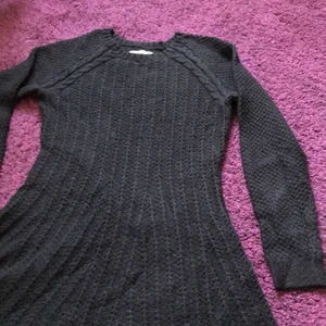 Stickad klänning från Hollister - Fin stickad klänning från Hollister i storlek XS som är köpt för några år sedan. Säljer för att den blivit för liten. Klänningen är använd ett antal gånger och är lite sliten. Säljer för 150 kr+ frakt.