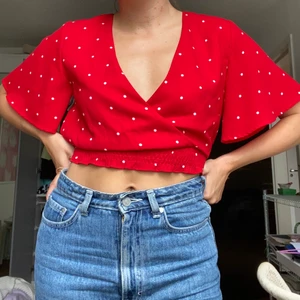 Crop top  - Supersöt omlott crop top med resor i midjan! 