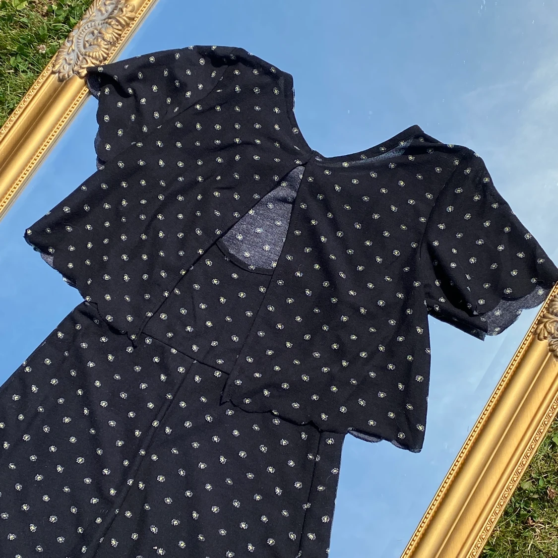 Blommig svart klänning - 90