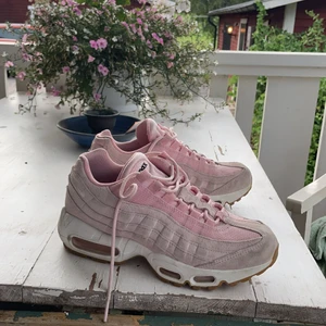 NIKE AIRMAX  - Säljer dessa skitsnygga retro-airmax. De har några år på nacken därav priset! :) frakt tillkommer på 66 kr. 