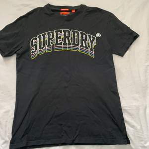 Superdry t-shirt något slitet tryck men väldigt fräsch utöver det. Storlek l. Köparen står för frakt och betalas via Swish✨