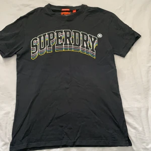 Superdry t-shirt  - Superdry t-shirt något slitet tryck men väldigt fräsch utöver det. Storlek l. Köparen står för frakt och betalas via Swish✨