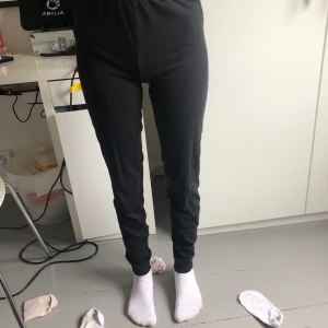 Leggings  - Leggingsen är i bra skick, nästan aldrig använda. Säljer de då de är för små för mig. Det är min lillasyster som har på de på bilden! Köparen står för frakt men samfraktae gärna 💕