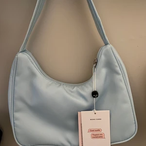 ljusblå vattentät väska - aldrig använd, har prislappen kvar och är i jättebra skick :) 