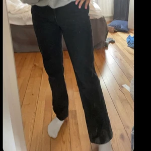 Jeans - Säljer dessa otroligt fina jeans, köpte dom för 500kr o skulle många vara intresserade blir det budgivning💞 säljer pga för korta.
