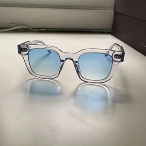 Chimi solglasögon - Säljer dessa solglasögon från chimi! Perfekta och trendiga solglasögon till sommaren. Fick dom i födelsedagspresent i april men insåg snabbt att de inte passade på mig därför är dom ändats testade. Lådan, de hårda fodralet, putsduk och skyddspåsen med kommer. Färgen litchi modell 004💕