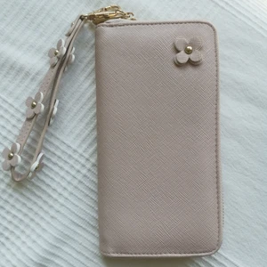 Plånbok med fina detaljer  - Rosa plånbok med fina detaljer. Passar perfekt till fina event eller till middag med tjejerna 🥰💕 Oanvänd. Gratis frakt 🤗