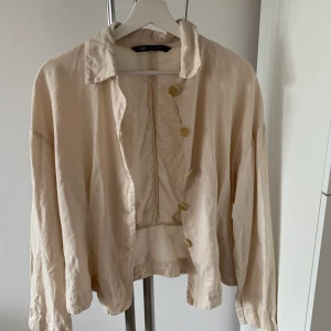 Beige skjorta från zara - Använd ett fåtal gånger. Stolek S. 