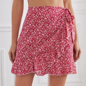 Kjol - En vanlig volang kjol ifrån Shein. Säljer pga att jag köpte fel storlek. Priset är såklart diskuterbart.