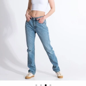 Snygga jeans - Snygga lite bagy jeans från lager 157. Mycket fint skick, storlek 33/32. Säljer för att de är för stora för mig. De går över skorna och sitter på ett ”bagy” och ”overzied” sätt. 99 kr + frakt