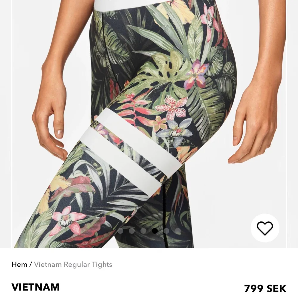 Säljer Stronger Tights i mönstret Vietnam strl Small. Köptes för ett par år sen, använt några gånger men annars legat orörda i garderoben. Nypris 799kr, säljer för 329kr inkl frakt då det finns en o annan lös tråd (inget som stör dock) swish🤍. Jeans & Byxor.