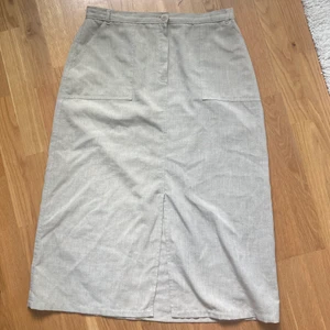 Beige pennkjol (ca strl XL) - Såååå fin kjol! Köpt i Berlin och använd några gånger men har blivit alldeles för stor för mig 🥺 Skulle gissa på storlek XL ungefär! Frakt ingår 🌺