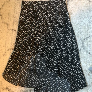 Kjol - En omlottkjol i svart och vitt, endast provad. 