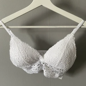 Vit bh i spets  - En söt vit bh i spets från hm. Kommer egentligen från ett set, men säljer överdelen då endast underdelen passade mig. Helt ny, endast testad💕