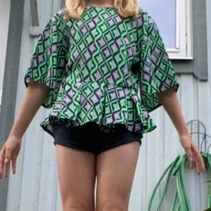 Grön lila tröja  - Grön och lila svängig tröja