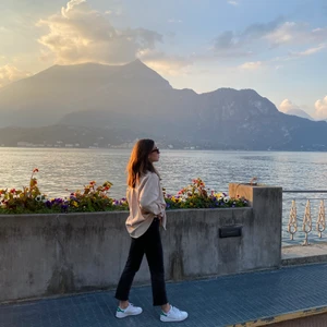 Svarta jeans från zara - Andvänd få gånger. Säljer jeansen för att dem är lite för små för mig, dem är i väldigt fint skick och sitter fint på.